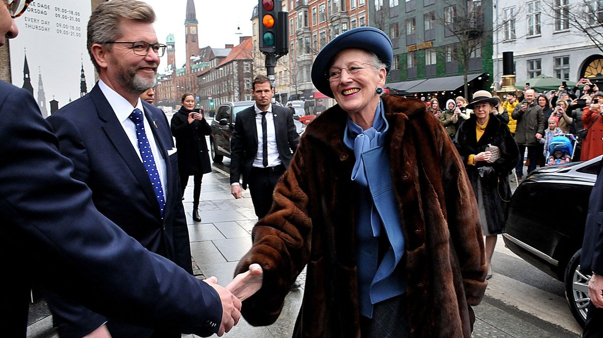 Jak vypadá domácí karanténa dánské královny? Vyrábí papírové čepice